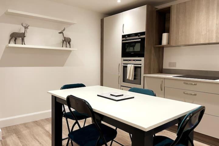 Lovely 3 Bedroom Apartment With Private Garden In Edinburgh City Centre ภายนอก รูปภาพ