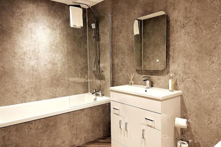 Lovely 3 Bedroom Apartment With Private Garden In Edinburgh City Centre ภายนอก รูปภาพ