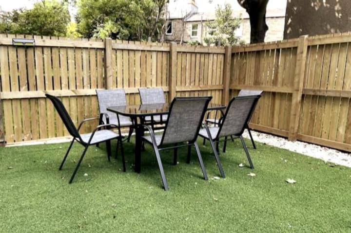 Lovely 3 Bedroom Apartment With Private Garden In Edinburgh City Centre ภายนอก รูปภาพ